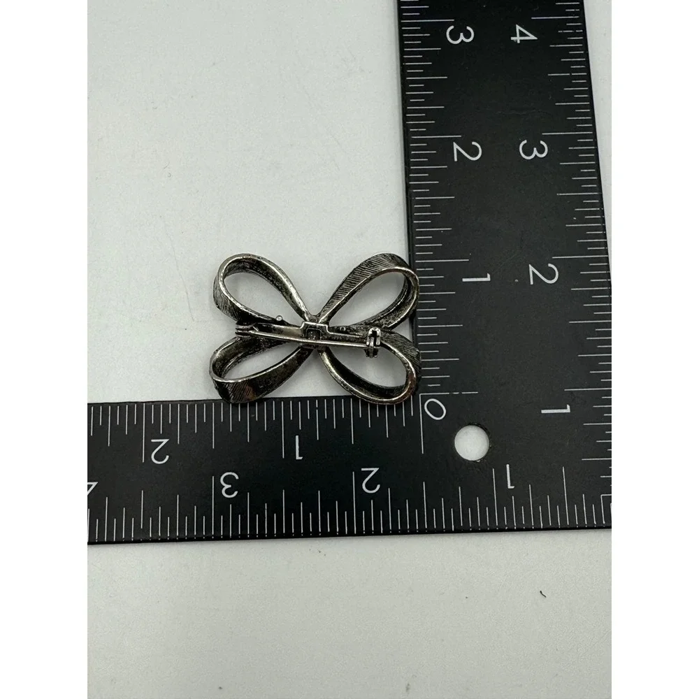 Vintage LIDZ Silver Tone Textured Bow Brooch Pin Ribbon Design Accessory‎
